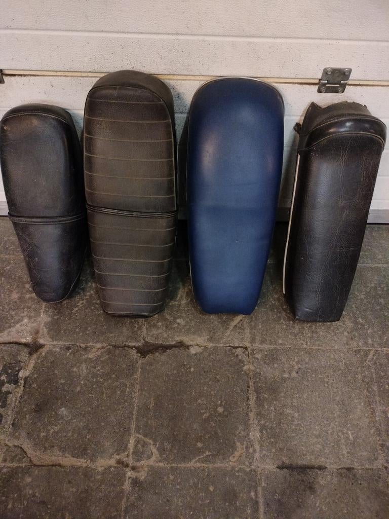Quatre selles de motos anciennes