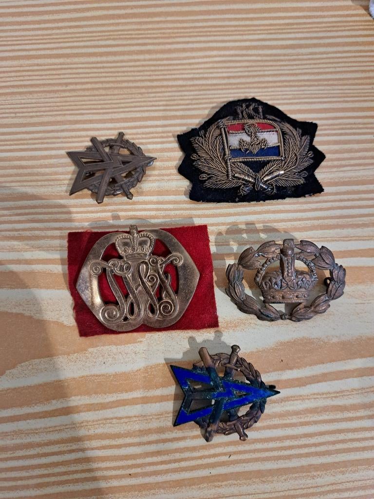 militaire onderscheiden emblemen is verzamelobjecten bieden, Verzamelen, Militaria | Algemeen, Ophalen of Verzenden, Overige soorten