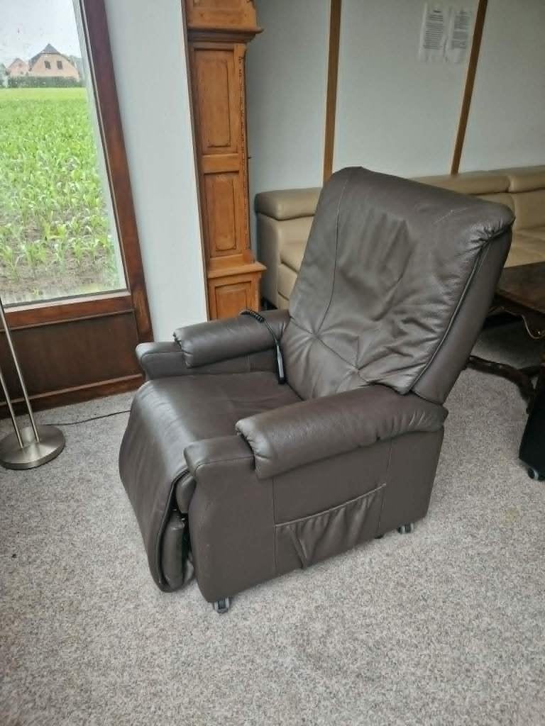 BRUINE LEDEREN ELEKTRISCHE RELAX MET LIFTFUNCTIE, Huis en Inrichting, Ophalen, Gebruikt