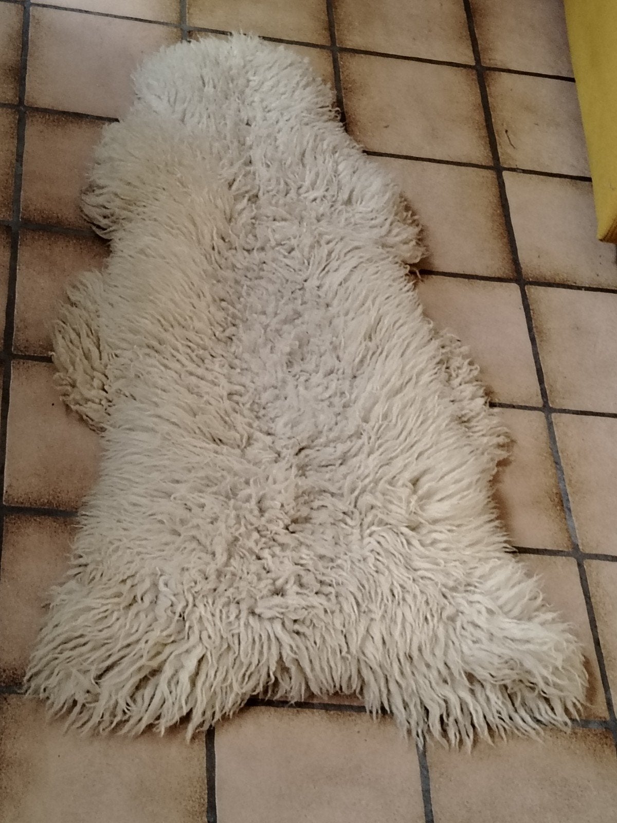 PEAU DE MOUTON - TRÈS EPAIS - AU DOS TRACE D USAGE VISIBLE, Enlèvement ou Envoi