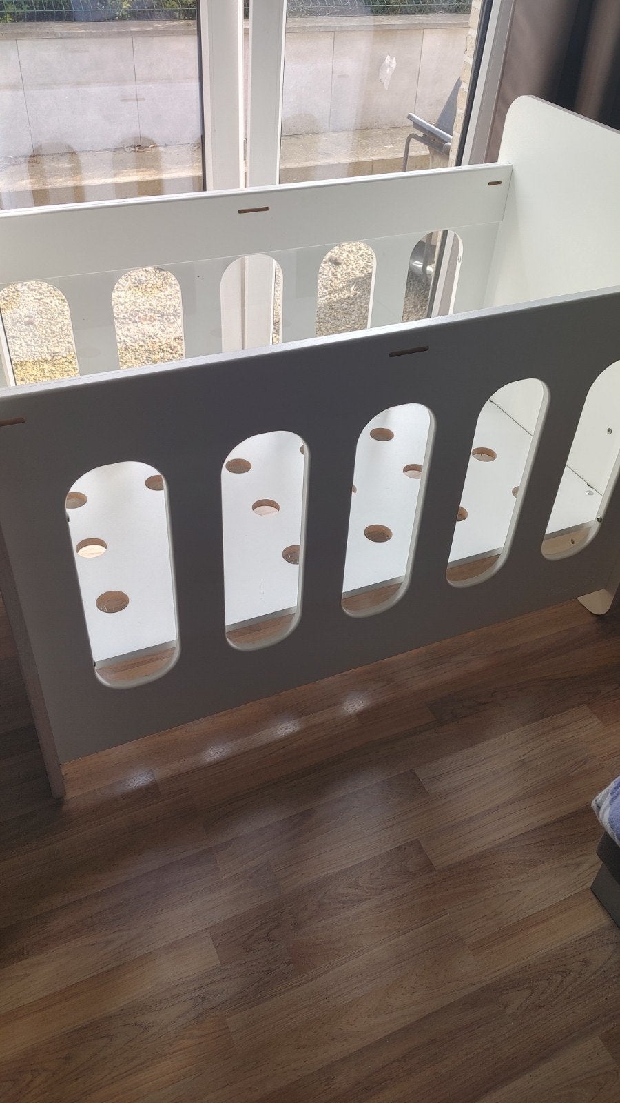 wit kinderbed, Ophalen