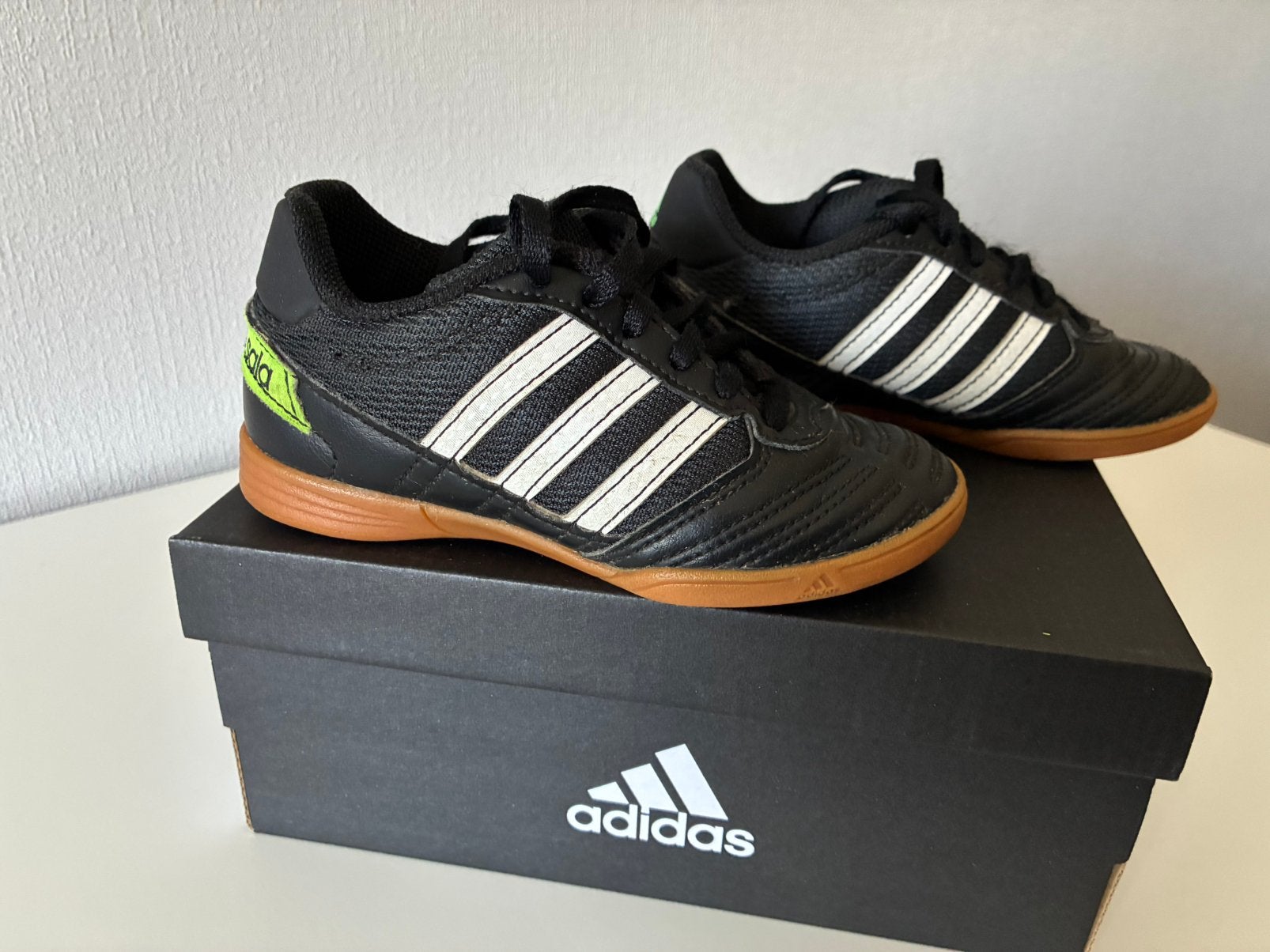 Adidas zaal voetbalschoenen maat 28, Sport en Fitness, Hockey, Ophalen, Zo goed als nieuw