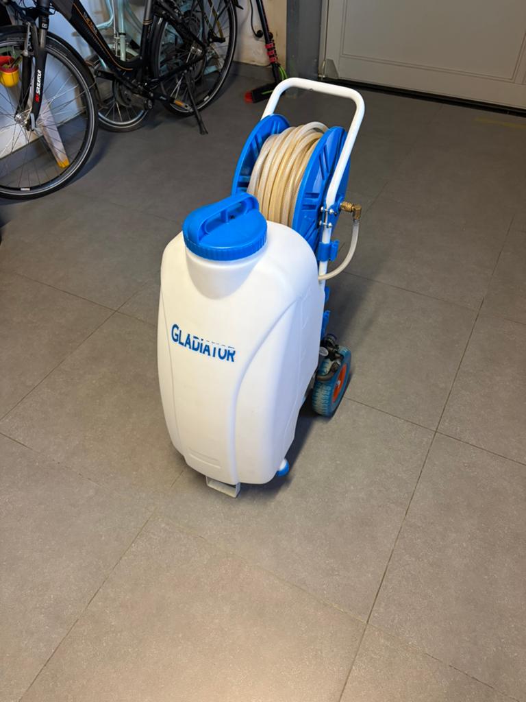 Omgebouwd gladiator 45 liter met borstel., Ophalen, Zo goed als nieuw