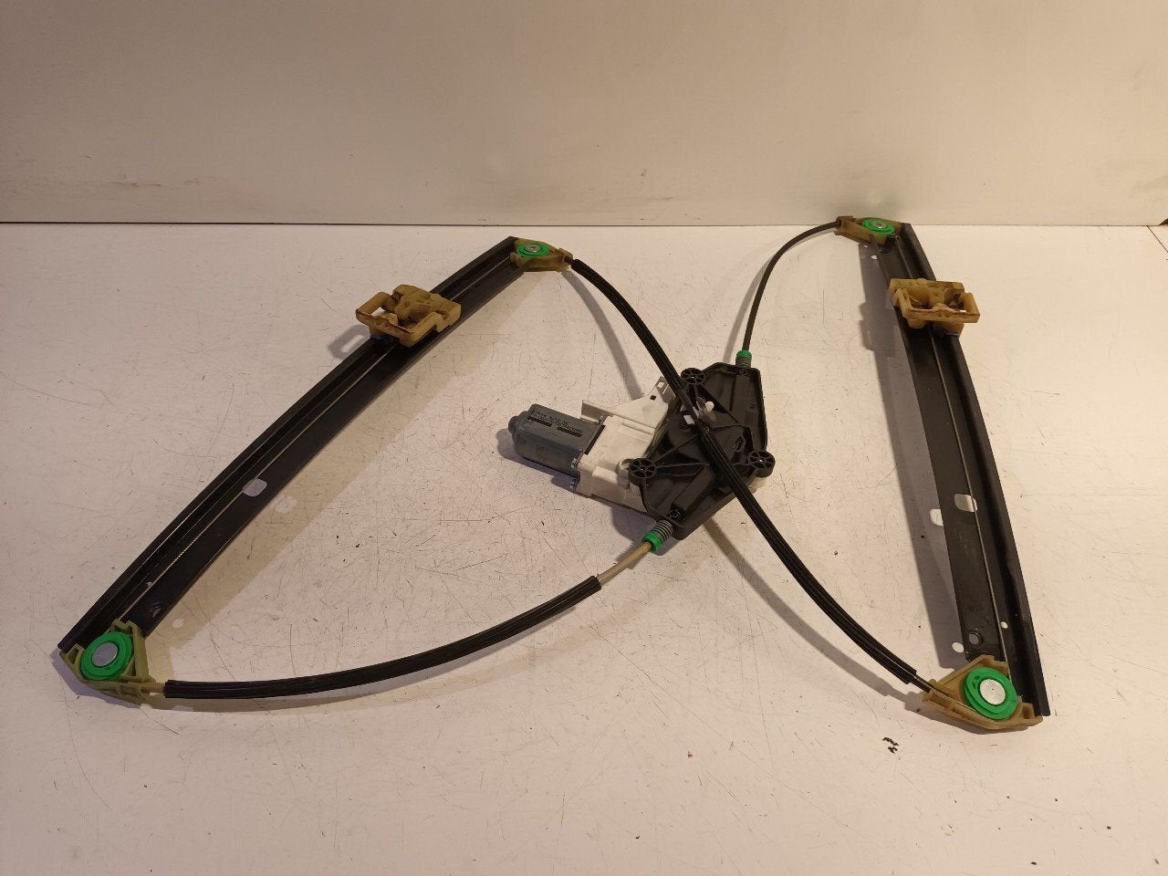 Raammechaniek elektrisch links voor Audi A4, Onderdelen@venauto.nl, Van der Ven Autorecycling B.V., Ettenseweg 76, 4706 PB Roosendaal, The Netherlands