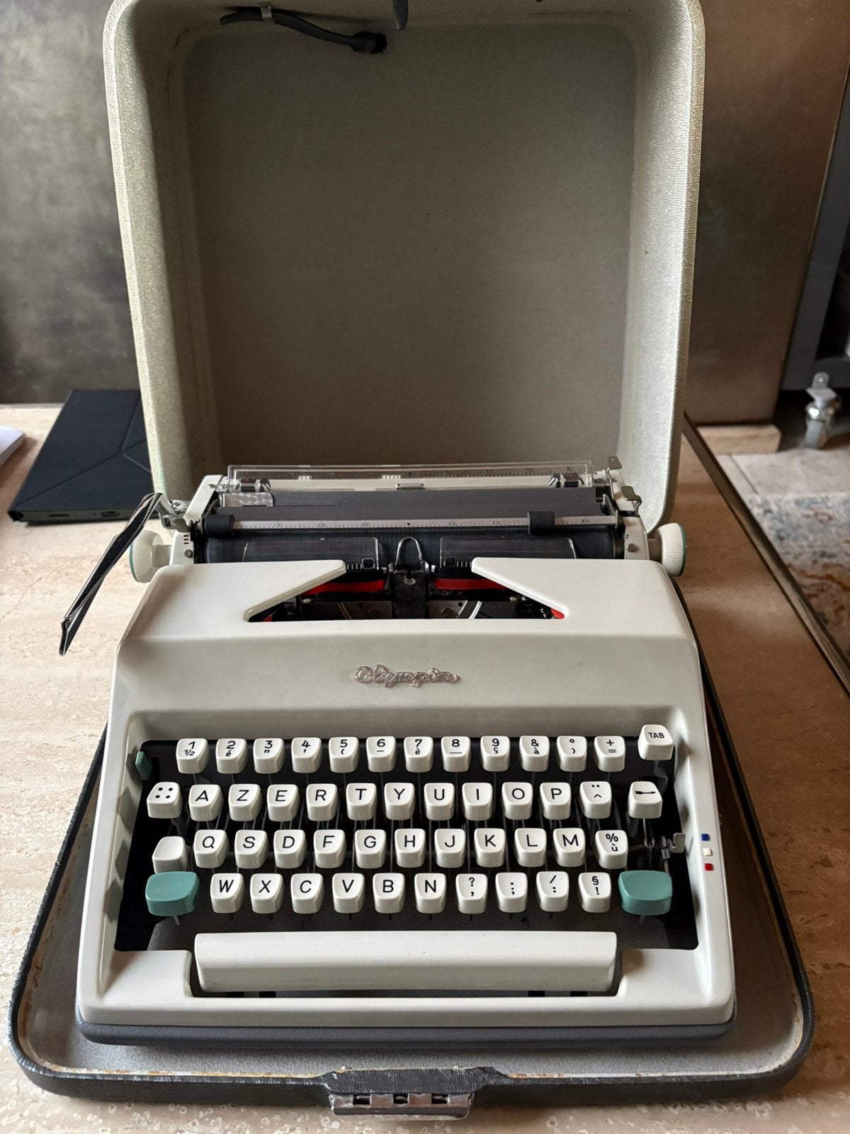 Olympia Splendid met koffer, Ophalen, Zo goed als nieuw