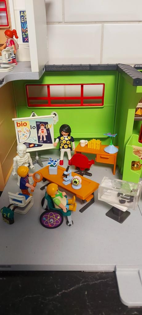 Playmobil école aménagée avec salle d histoire