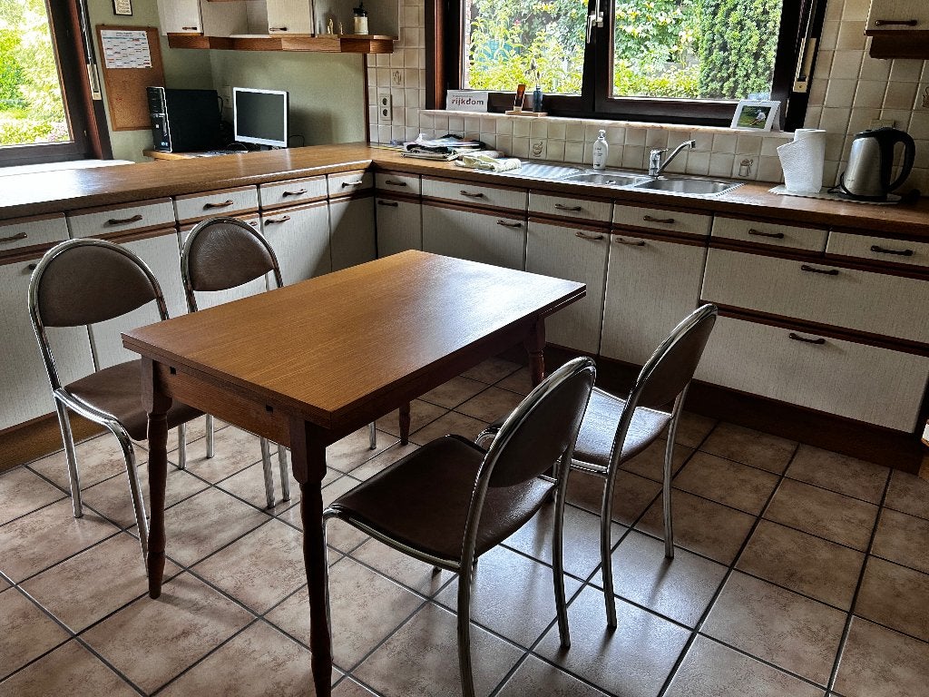 Tafel en vier stoelen, Huis en Inrichting, Tafels | Eettafels, Ophalen, Kunststof, Gebruikt, 50 tot 100 cm