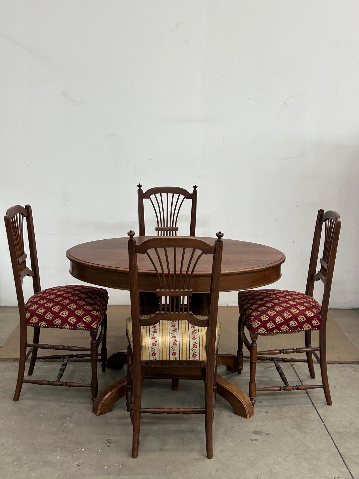Klassieke ronde houten eettafel + 4 stoelen – vintage set, Ophalen, Gebruikt