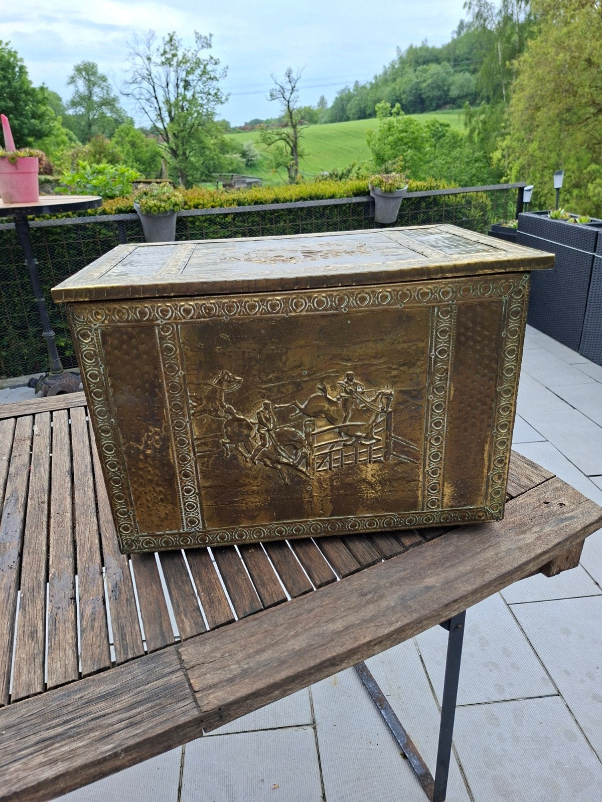 rare boite à bois pour cheminèe en laiton repoussè, Enlèvement