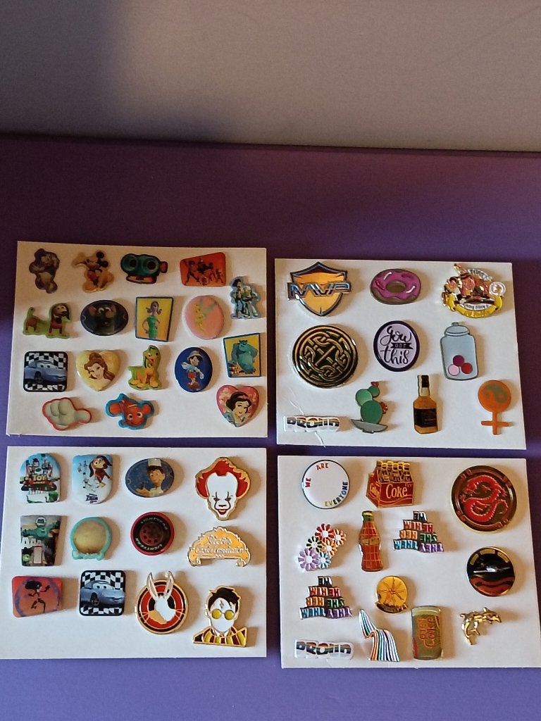 Lot van 52 pins., Collections, Enlèvement ou Envoi, Comme neuf, Insigne ou Pin's