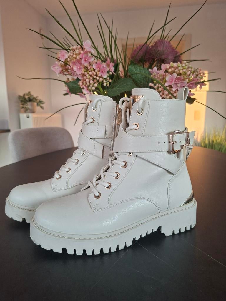 Enkellaars Guess 38, Enlèvement