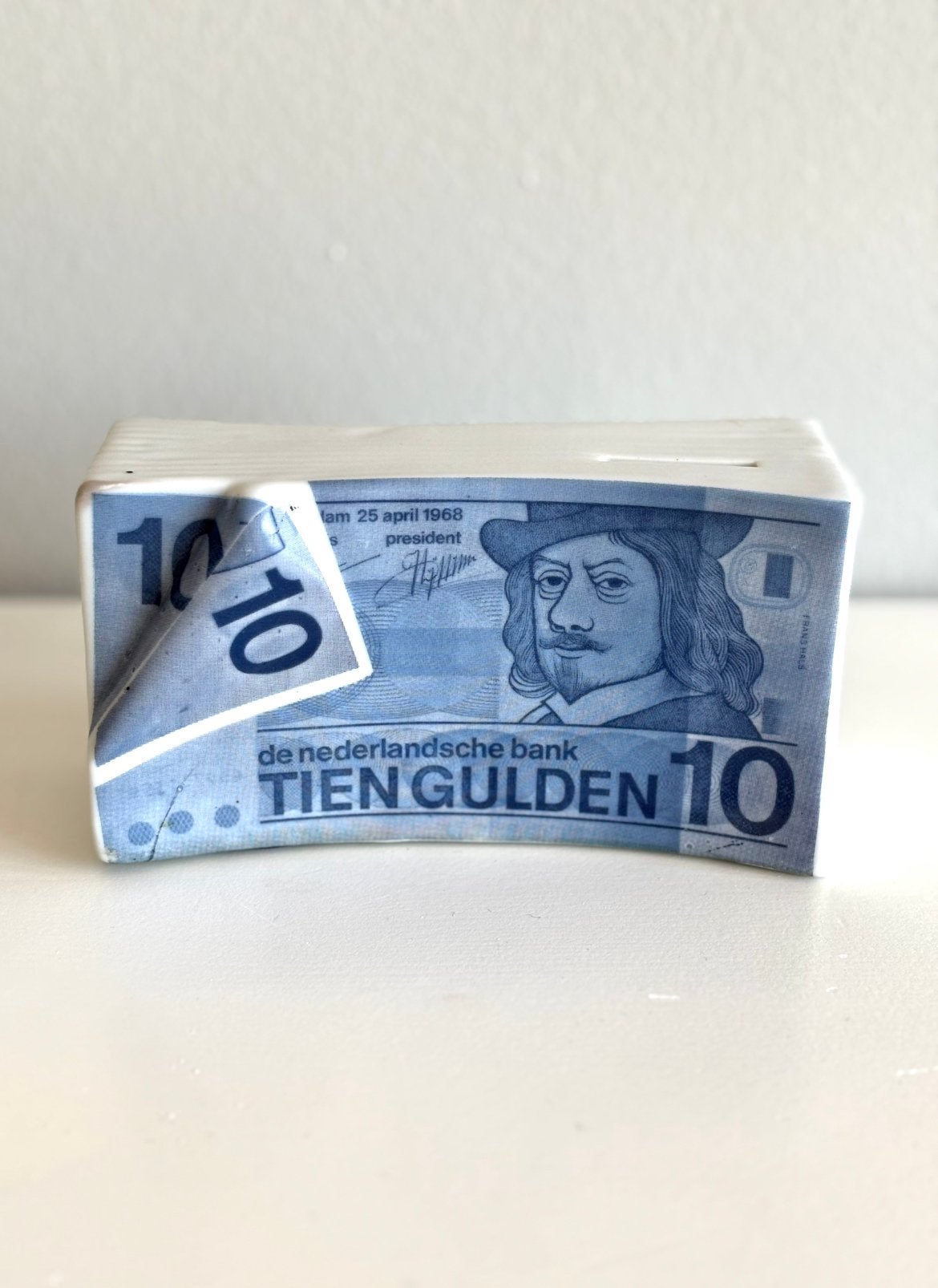 Spaarpot in vorm van 10 gulden bankbiljet, Verzamelen, Spaarpotten, Ophalen of Verzenden, Zo goed als nieuw, Steen, Aardewerk of Keramiek