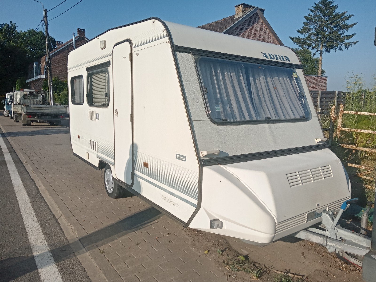 Très belle caravane avec toilettes fixes 750 kg, Caravanes & Camping, Jusqu'à 4, Coin salon convertible, 5 à 6 mètres, Réfrigérateur