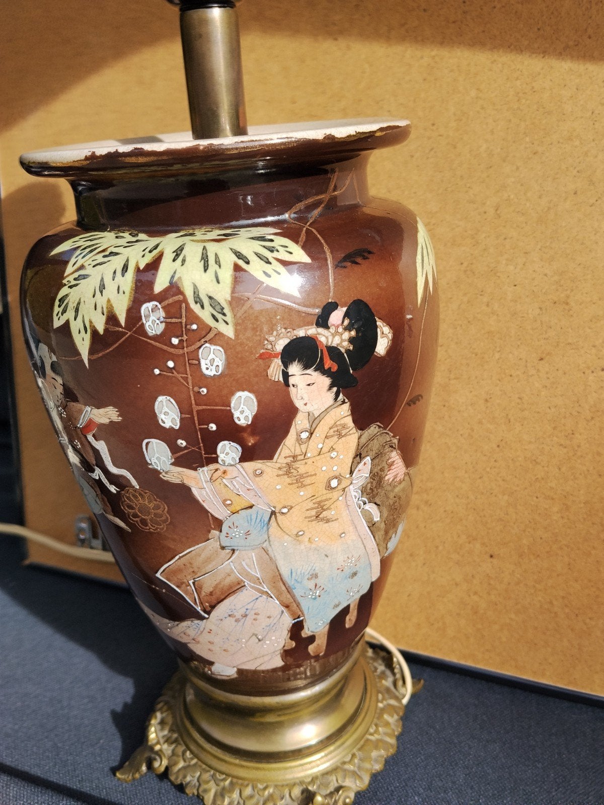 vase de style Satsuma – Décor peint à la main -monté support, Antiquités & Art, Enlèvement ou Envoi