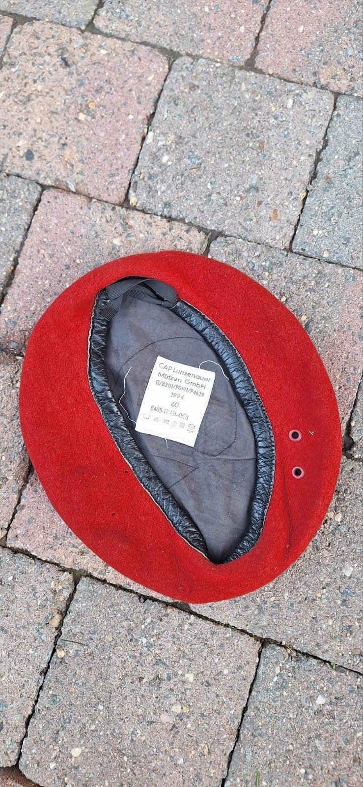 Beret rouge, Collections, Enlèvement