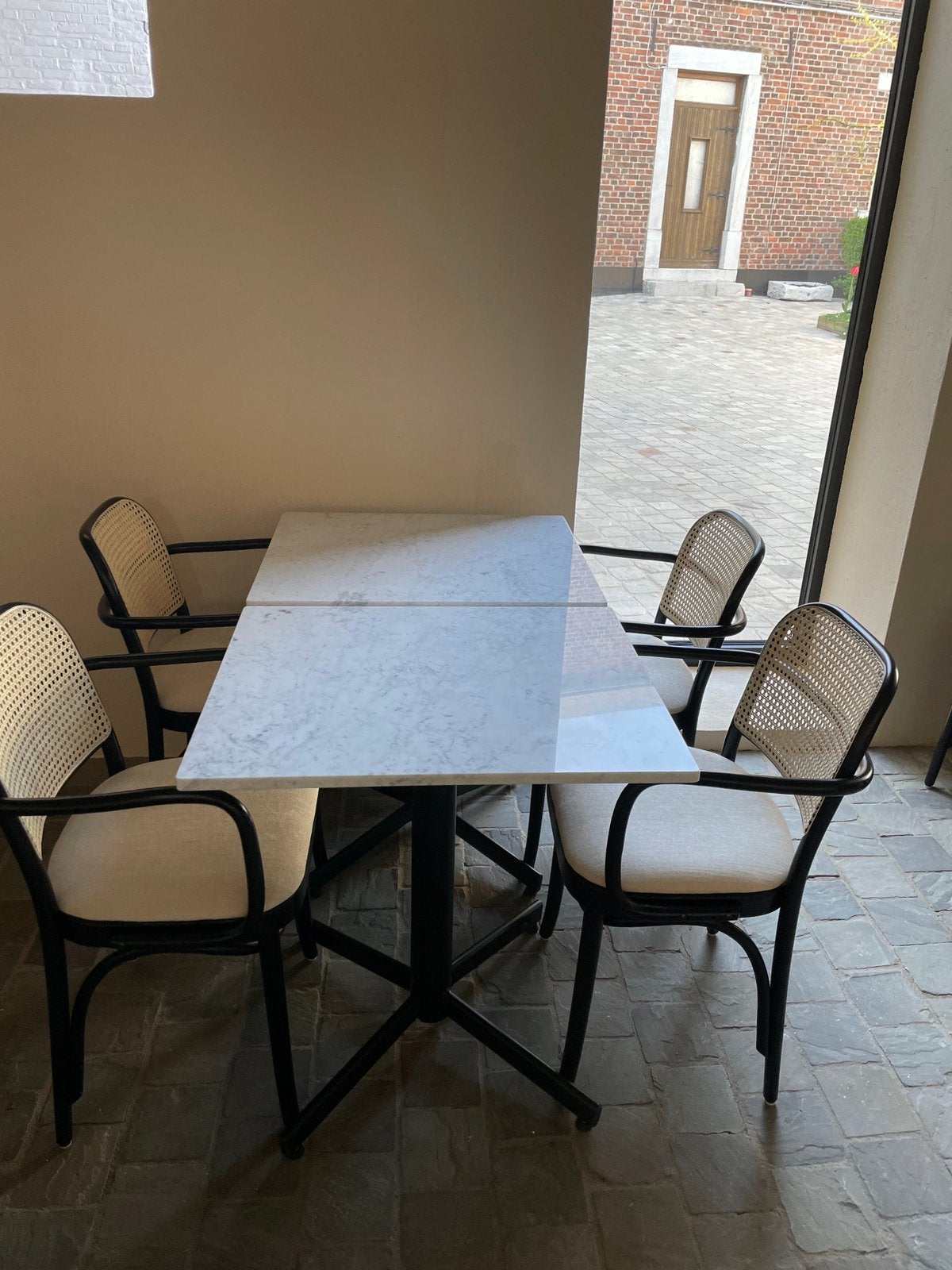 Horecameubilair - Marmere tafels, stoelen en zitbank, Ophalen, Meubilair