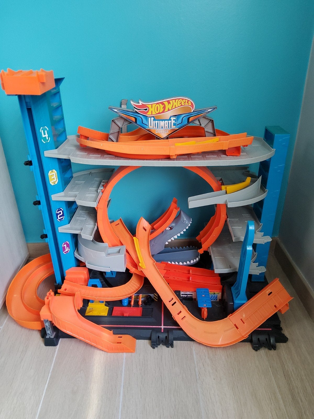 Hot Wheels City Ultieme Garage met haaienaanval, Enlèvement