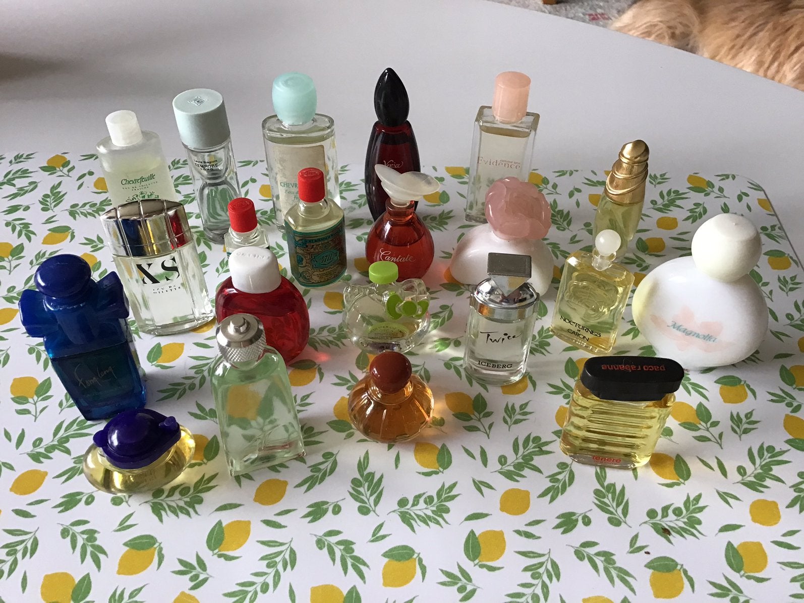 Lot van 21 miniatuur verzameling flesjes parfum, Ophalen of Verzenden, Miniatuur