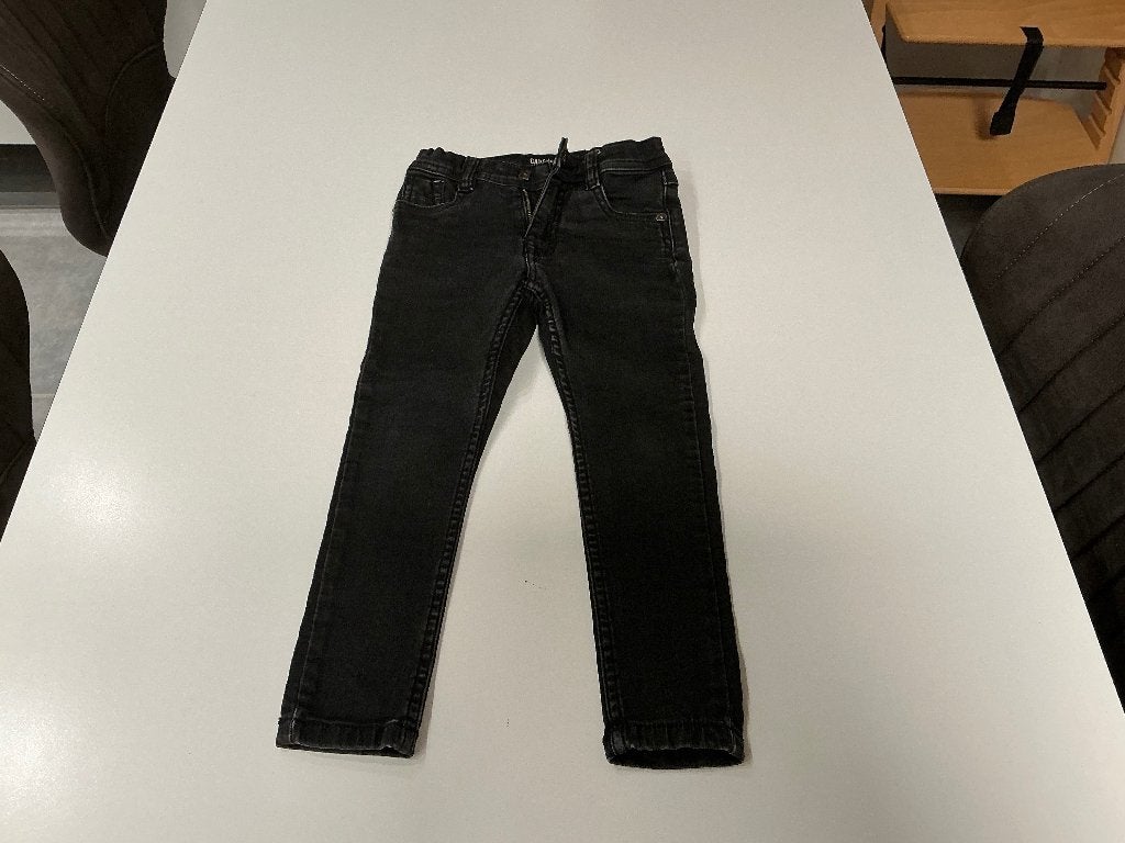 2 lange jeansbroeken Cars maat 104, Kinderen en Baby's, Broek, Gebruikt, Ophalen of Verzenden, Jongen