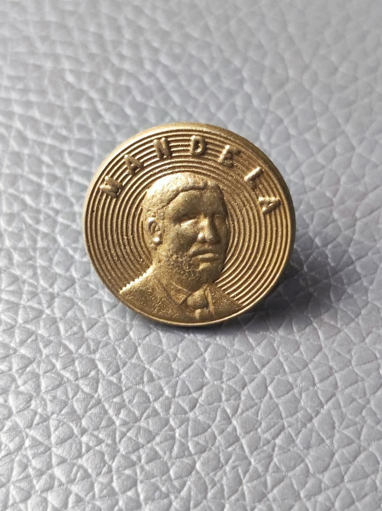 Rare lot de 100 pin's nelson Mandela édition segede Paris, Enlèvement ou Envoi