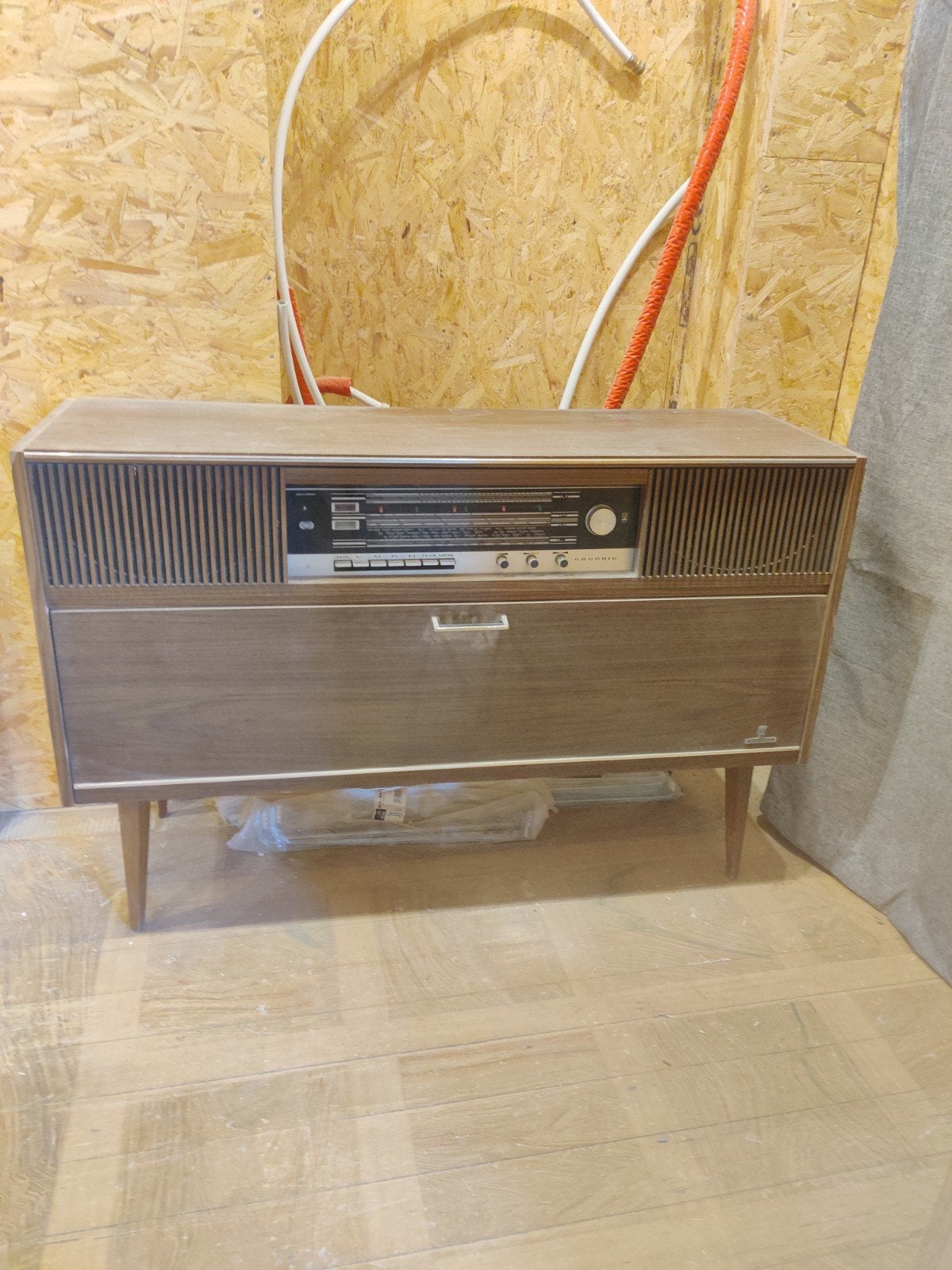vintage transistor-radio-platenspeler Grundig Mandello 4, Antiek en Kunst, Ophalen