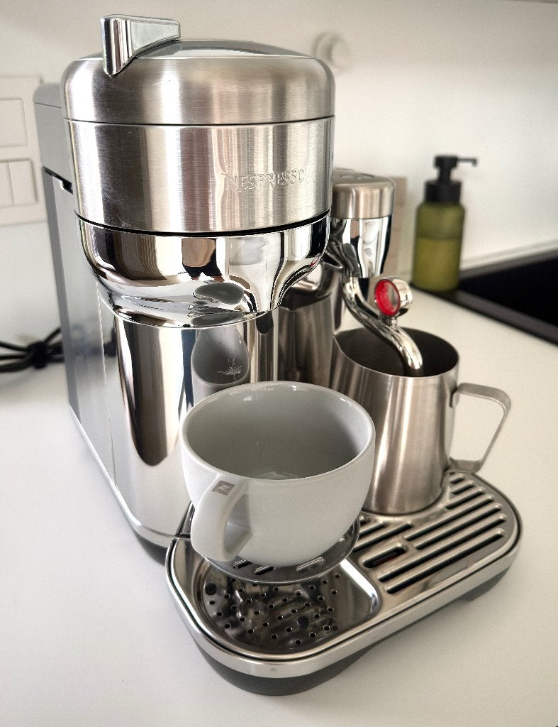 Nespresso Vertuo Creatista, Machine à espresso, Réservoir d'eau amovible, Dosettes et capsules de café, Comme neuf