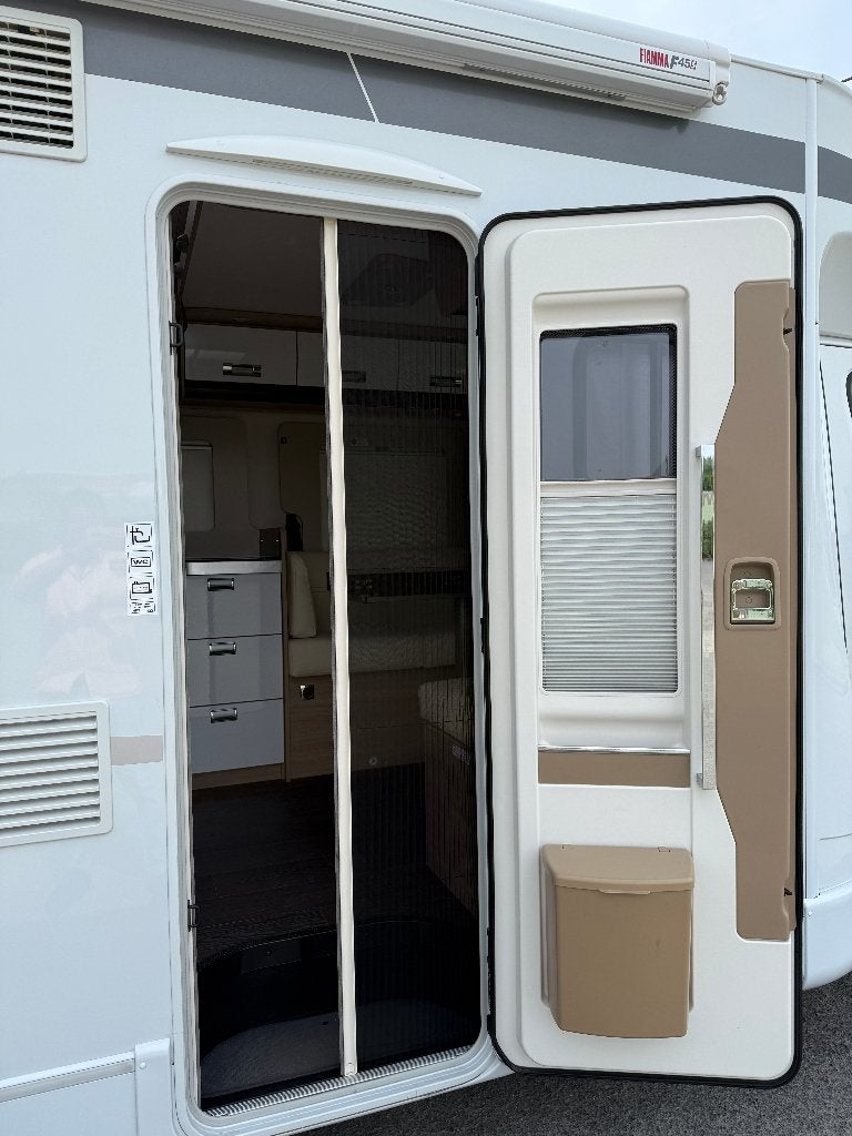 Laika Kosmo | Lits jumeaux + escamotable | 27 000 km, Caravanes & Camping, Camping-cars, Jusqu'à 4, Réfrigérateur, Boîte manuelle