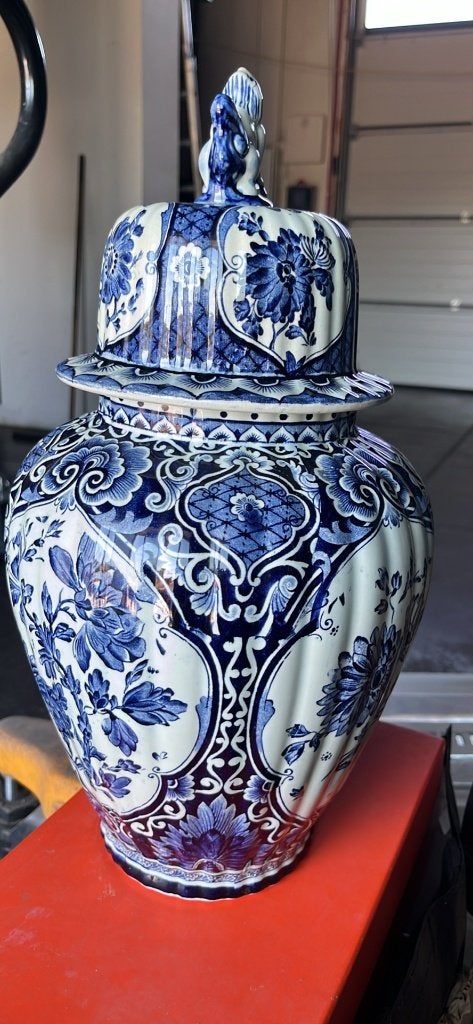 Vase en faence de Delfts Royal Sphinx par Boch, Enlèvement