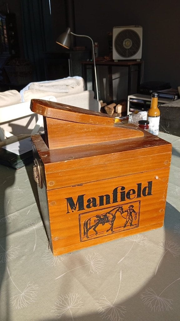 Mobilier publicitaire magasin Manfield – Bois massif, Enlèvement ou Envoi