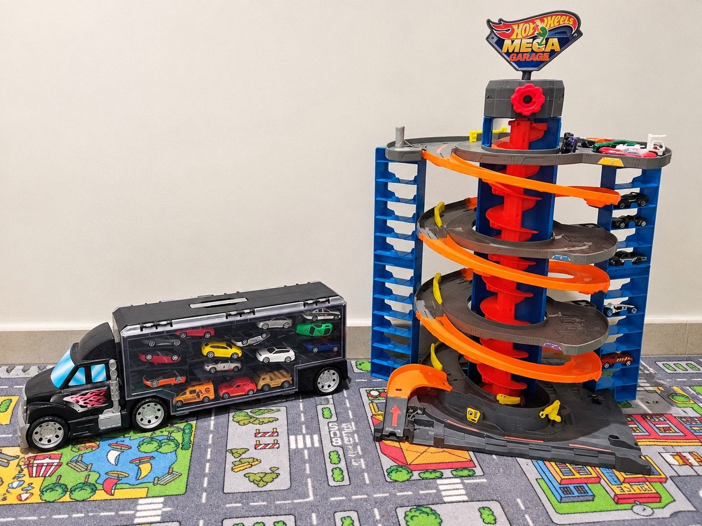 Hot Wheels Mega Garage + grote vrachtwagen met autootjes, Ophalen, Zo goed als nieuw, Hot Wheels