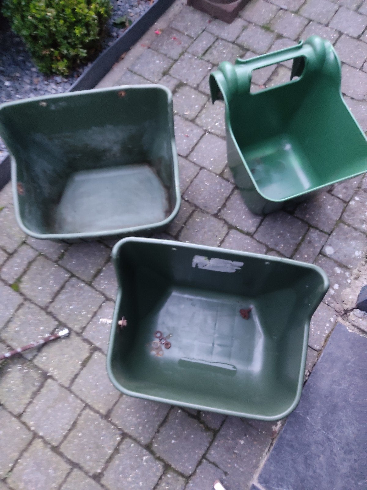 Drink - of eetbakken voor paarden, Ophalen