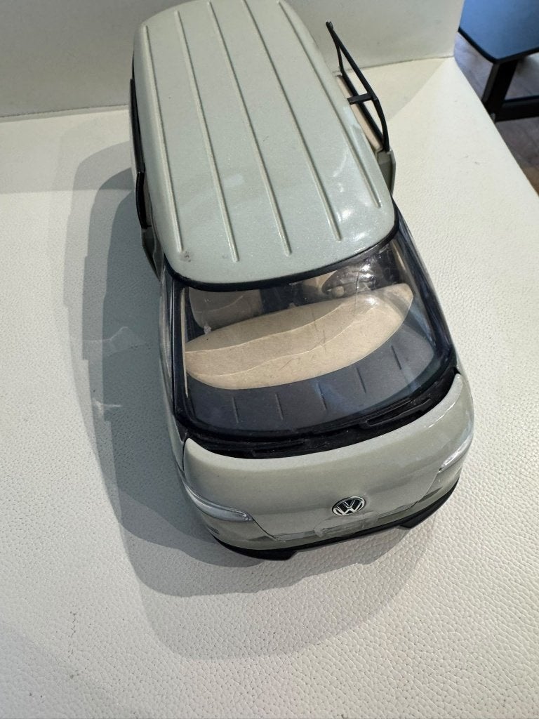Te koop:  Volkswagen Microbus Concept (2001)   1:18., Hobby & Loisirs créatifs, Enlèvement ou Envoi, Utilisé, Voiture, Revell