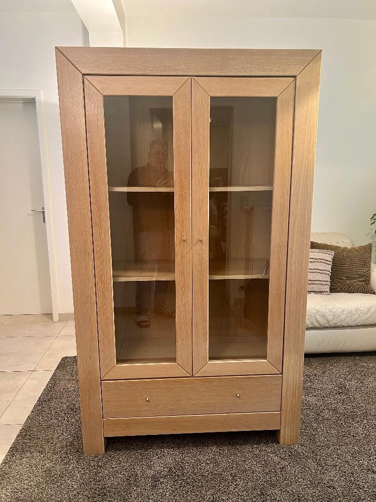Vitrinekast in lichtbruin in zeer goede staat, Ophalen, Glas, Zo goed als nieuw, Modern