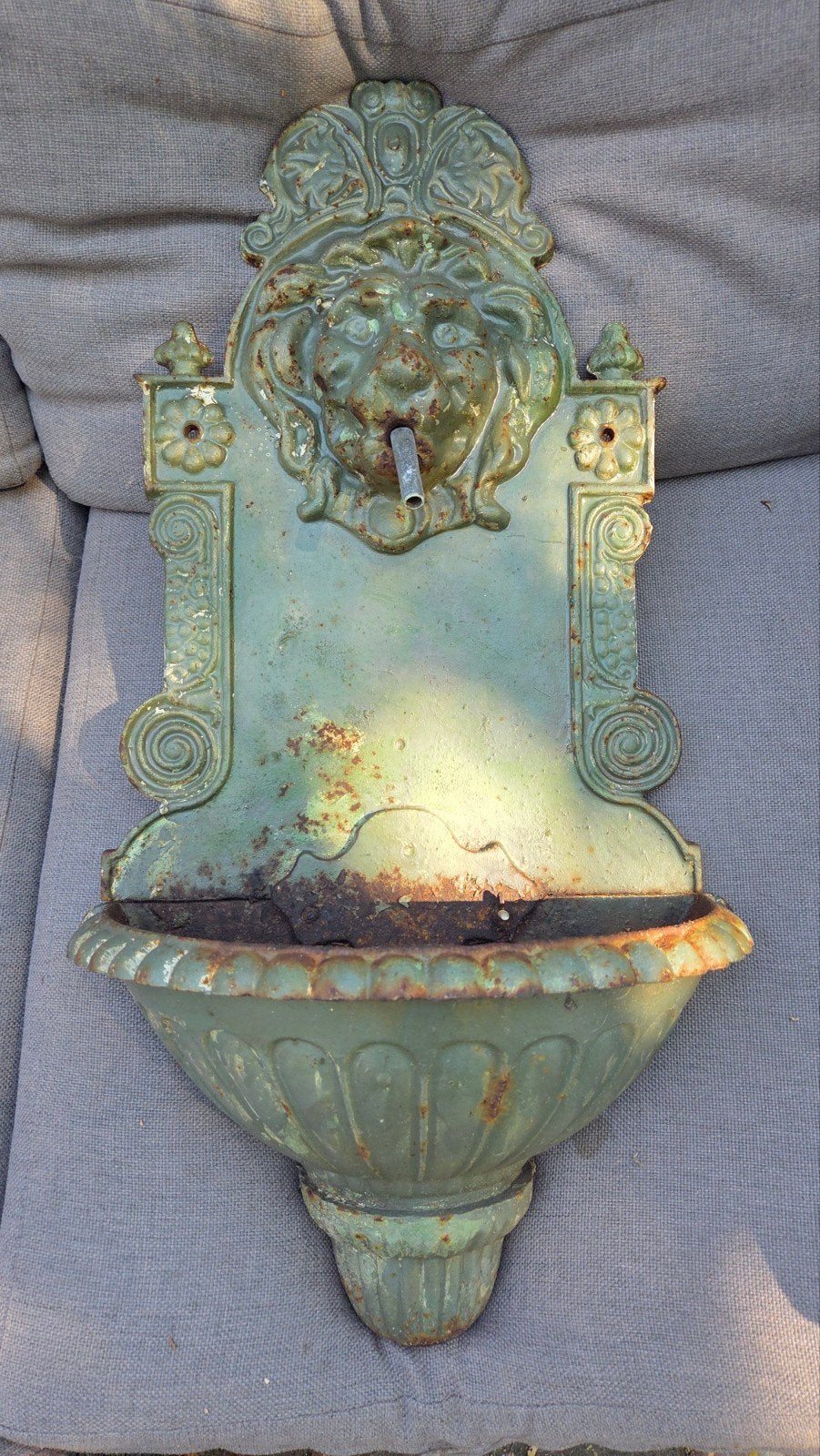 Antieke gietijzeren wandfontein met leeuwenkop, Tuin en Terras, Ophalen, Gebruikt, Gietijzer, Waterornament