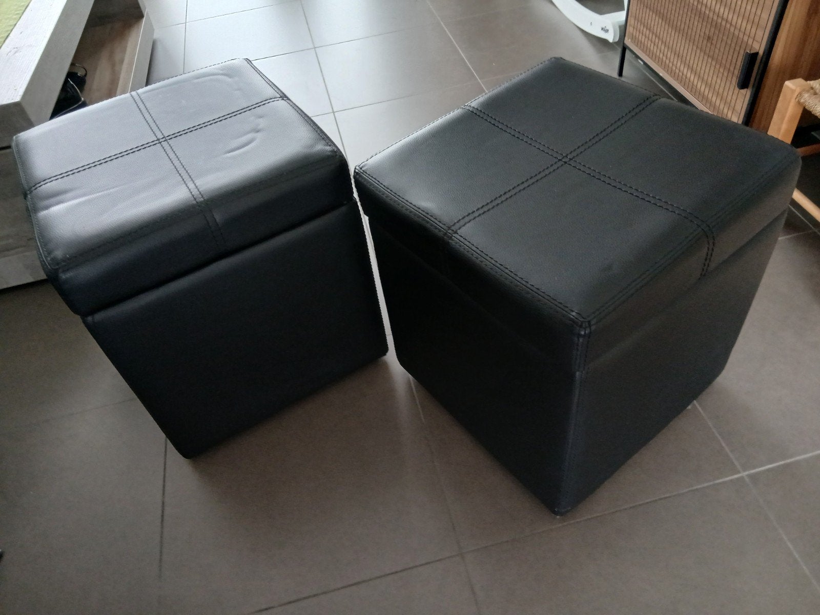 2 poufs, Enlèvement