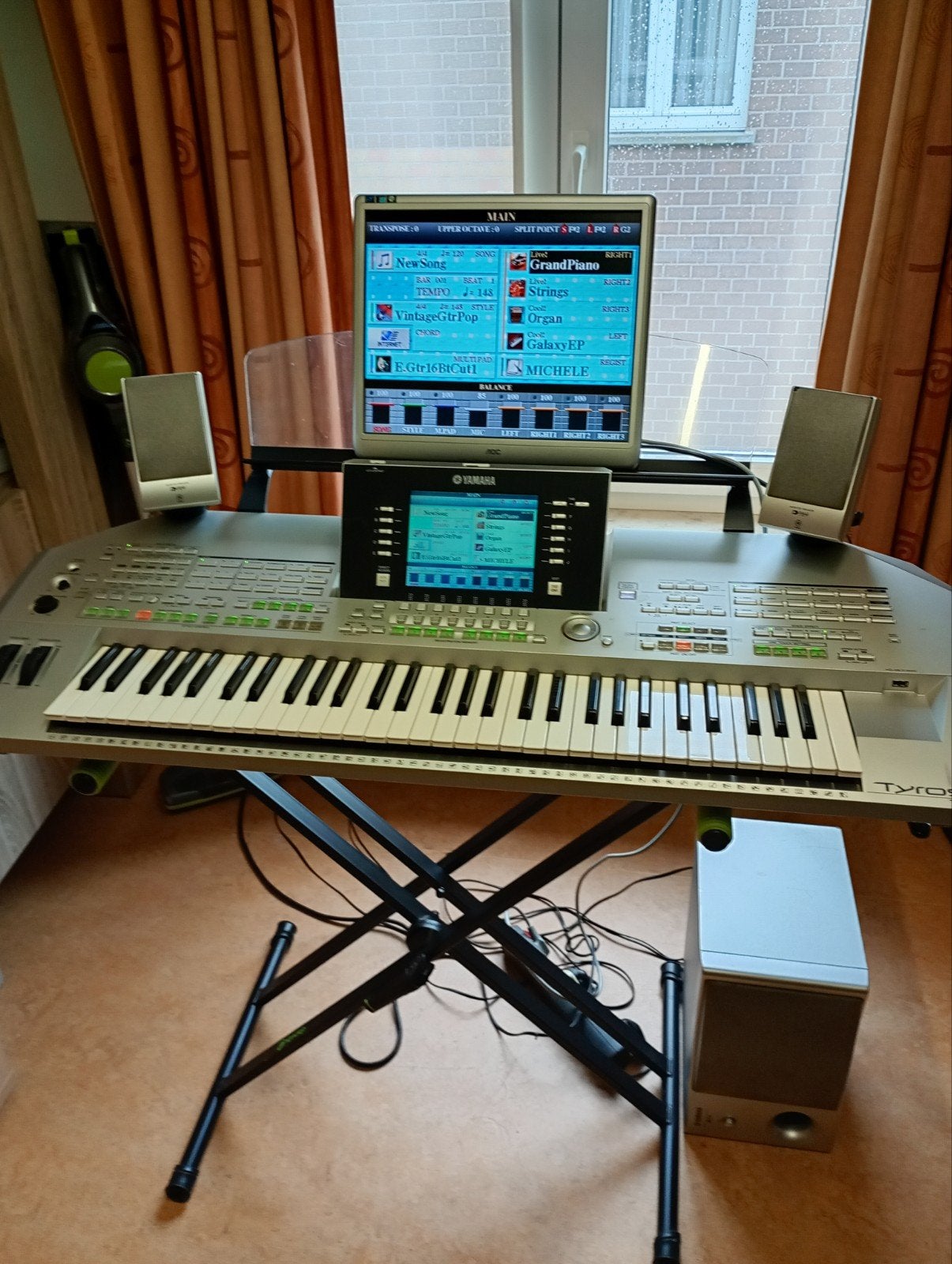 Tyros 2 te koop, Ophalen, Gebruikt, Met standaard