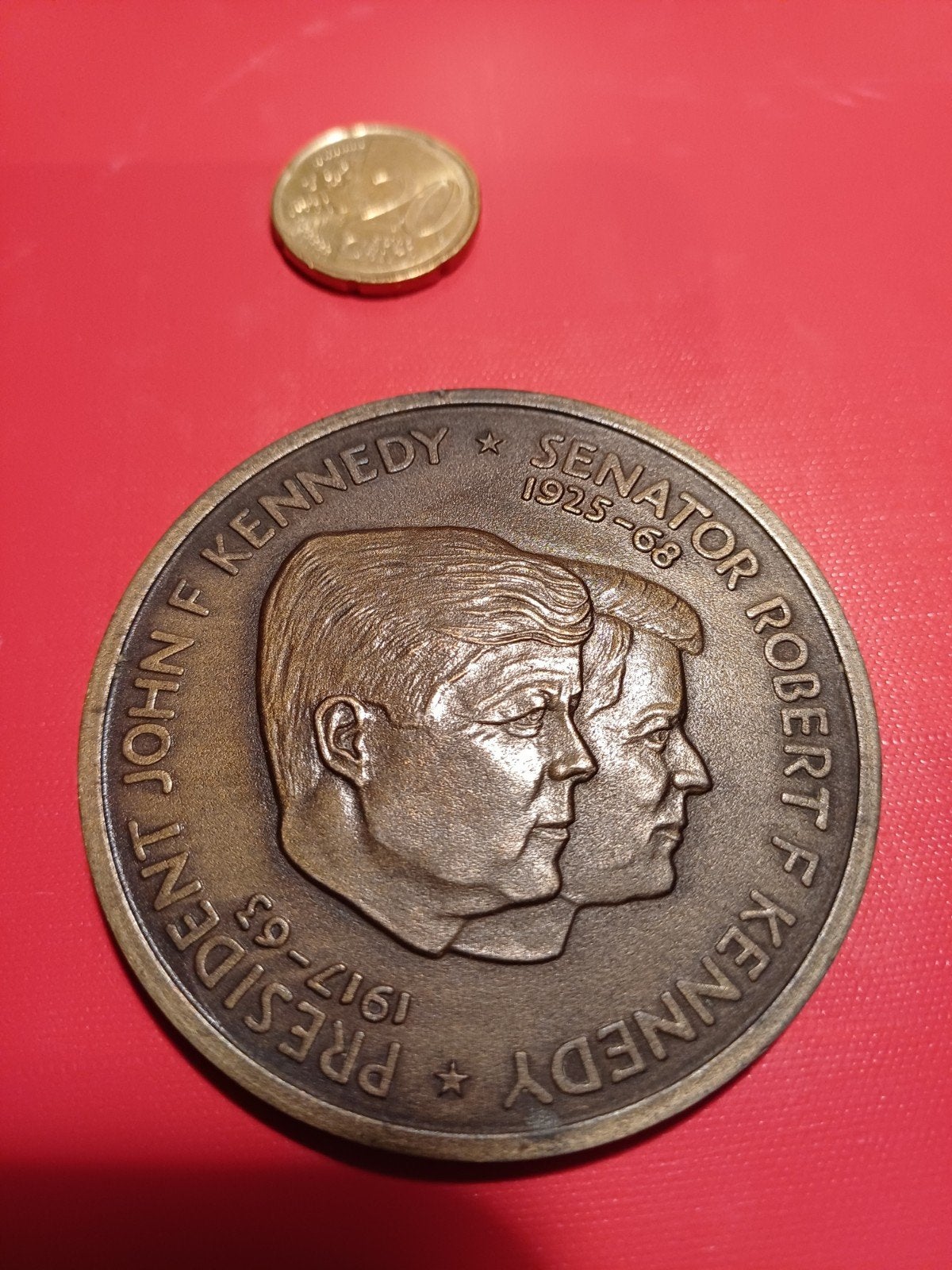 MÉDAILLE COMMÉMORATIVE JFK & RFK 1969-1972, Timbres & Monnaies, Enlèvement ou Envoi