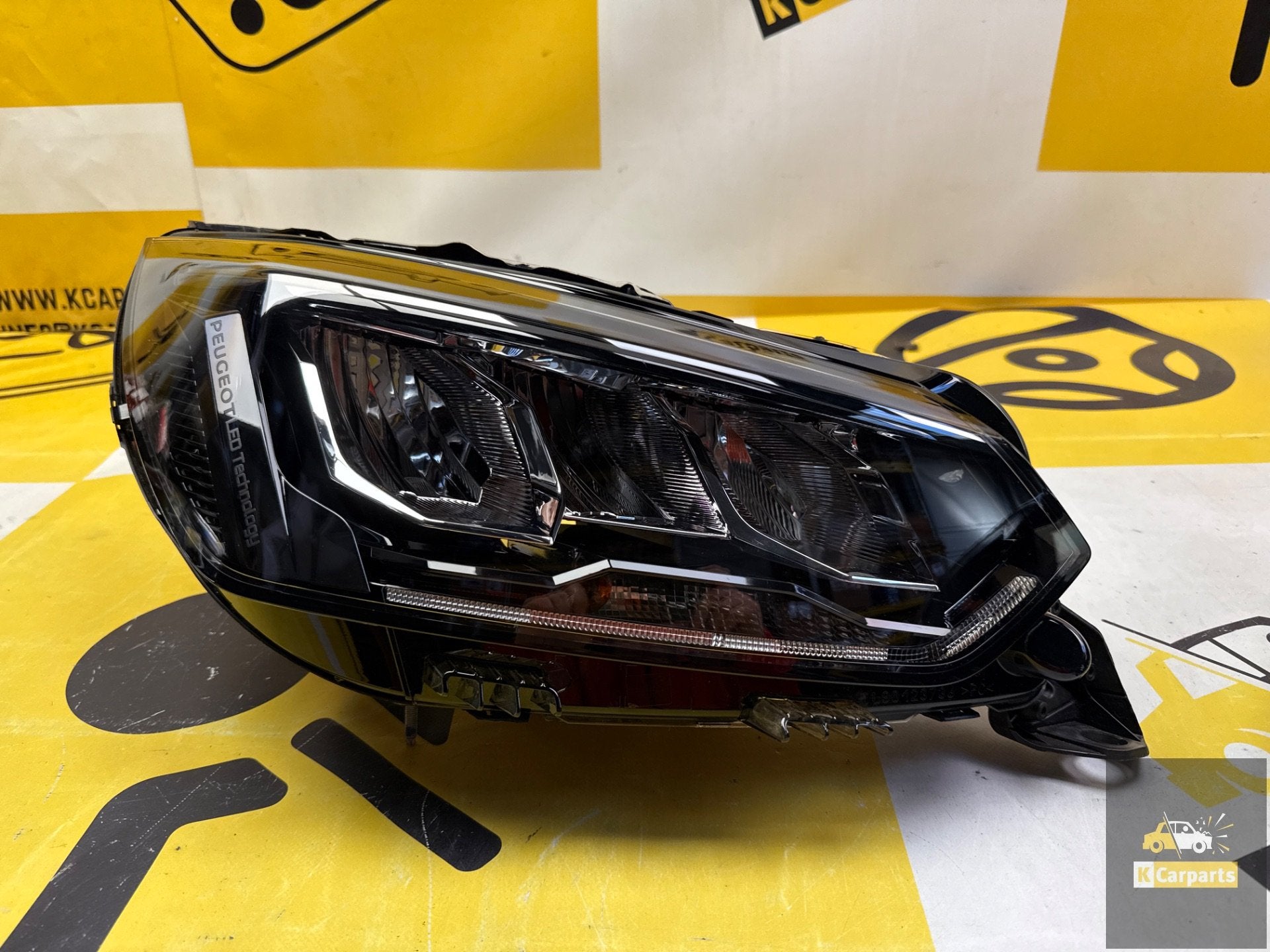 Phare droit PEUGEOT 208 FACELIFT II 2 2008 II 2 LED 19-2025, Taurusavenue 1
2132 LS  Hoofddorp, NL, Contact.group@renault.com