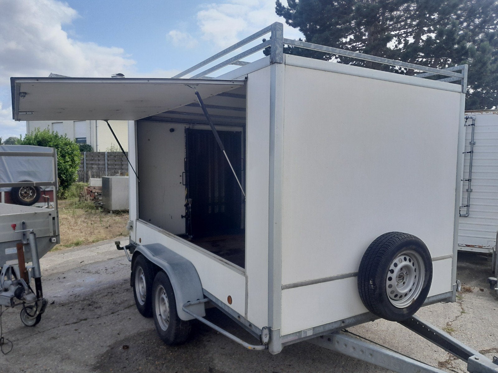 Trailer met zijklep en oprijramp opplooibaar, Ophalen