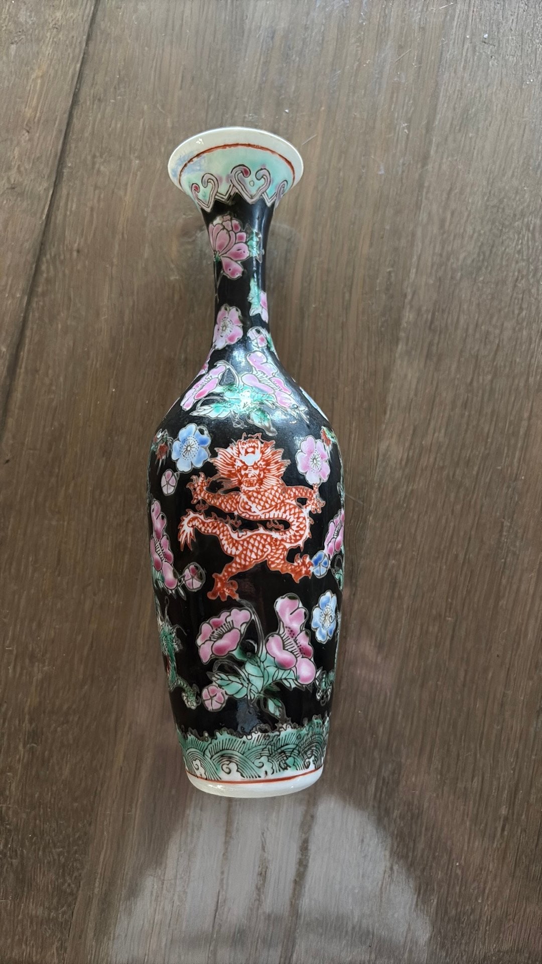 Vintage Chinees vaas Famille Noire Porseleinen Draak 20 cm, Antiek en Kunst, Antiek | Vazen, Ophalen of Verzenden