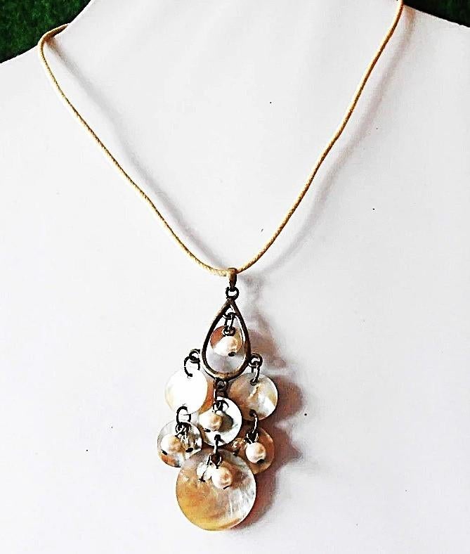 AVON : Superbe collier en nacre, Bijoux, Sacs & Beauté, Colliers, Enlèvement ou Envoi, Neuf, Beige, Argent