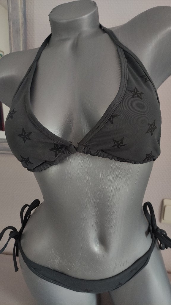 Bikini triangle gris avec motifs étoiles taille M/L, Kleding | Dames, Badmode en Zwemkleding, Sans marque, Nieuw, Ophalen of Verzenden
