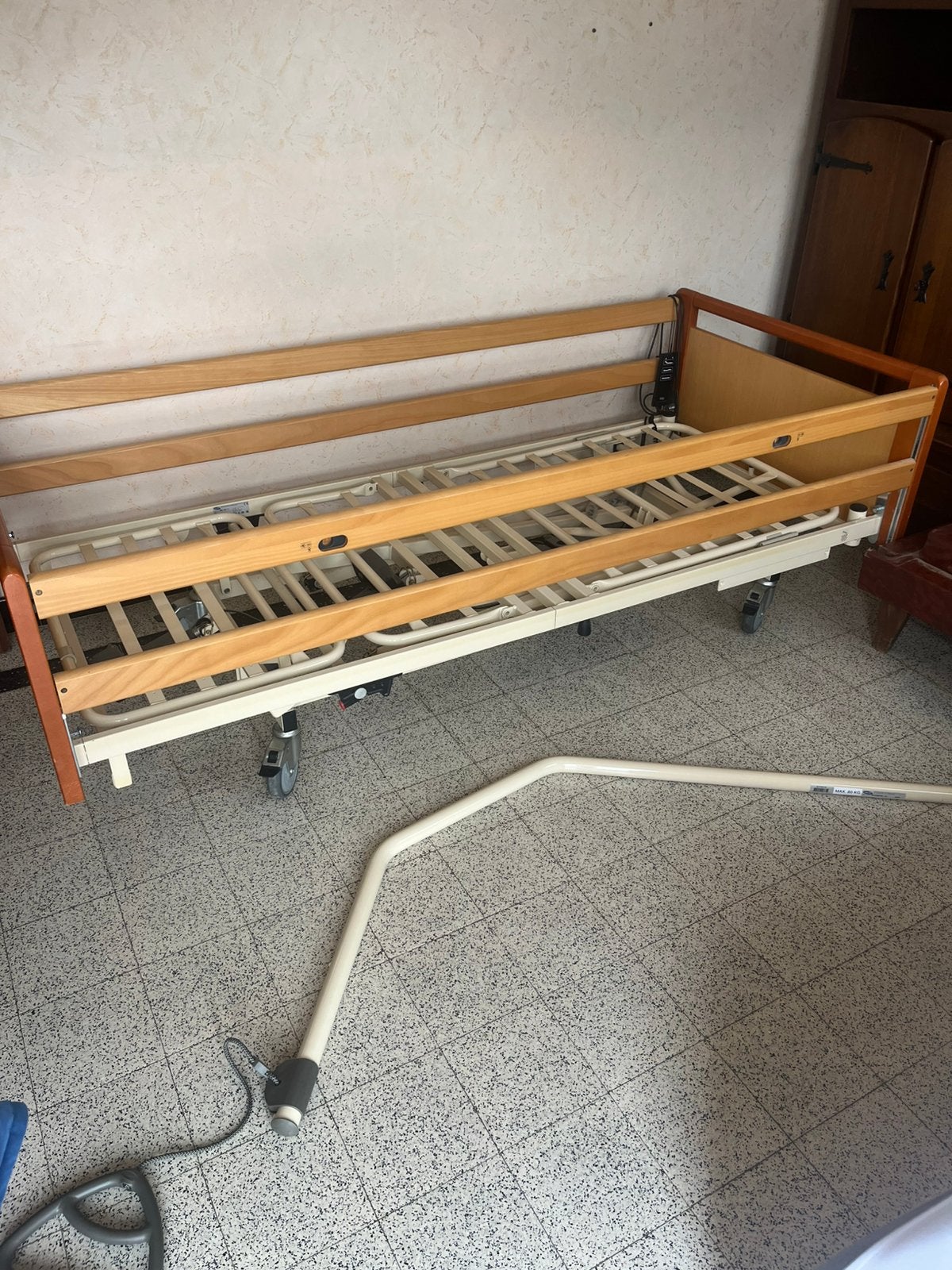 Lit d'hôpital électrique, Maison & Meubles, Chambre à coucher | Lits, Utilisé, Une personne, 100 cm, 210 cm, Bois, Brun, Réglable