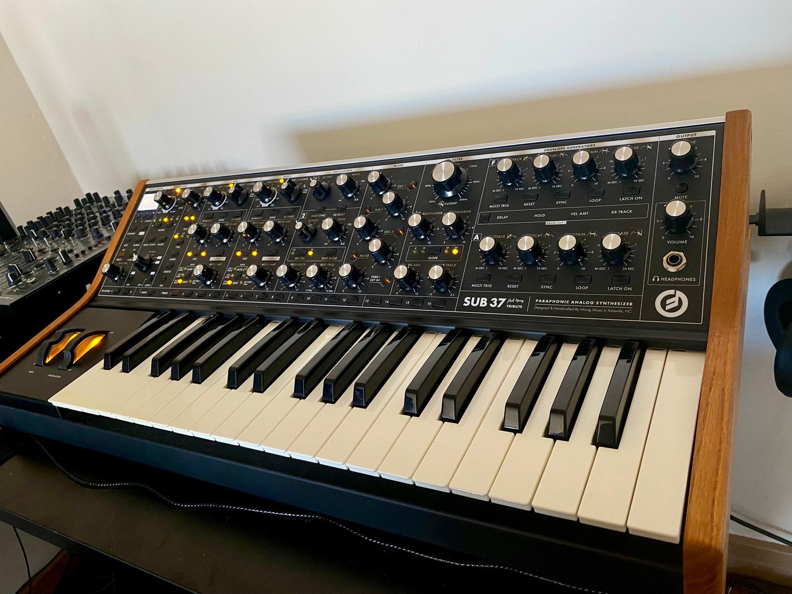 Moog Sub37, Muziek en Instrumenten, Synthesizers, Ophalen, Zo goed als nieuw