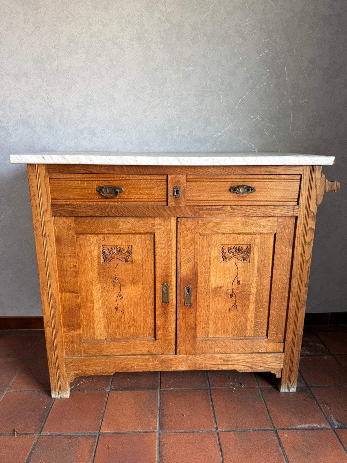 Houten antieken kastje, Ophalen, Gebruikt, Met deur(en)