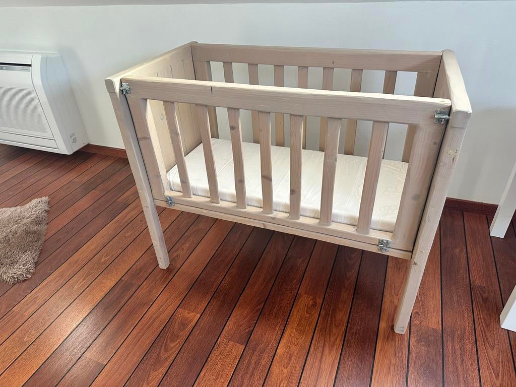 Authentiek babybedje - afneembare zijkant, Ophalen, Gebruikt