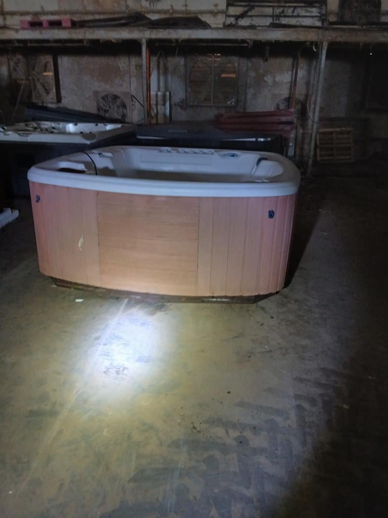 Jacuzzi gratis geleverd geplaatst, Ophalen of Verzenden