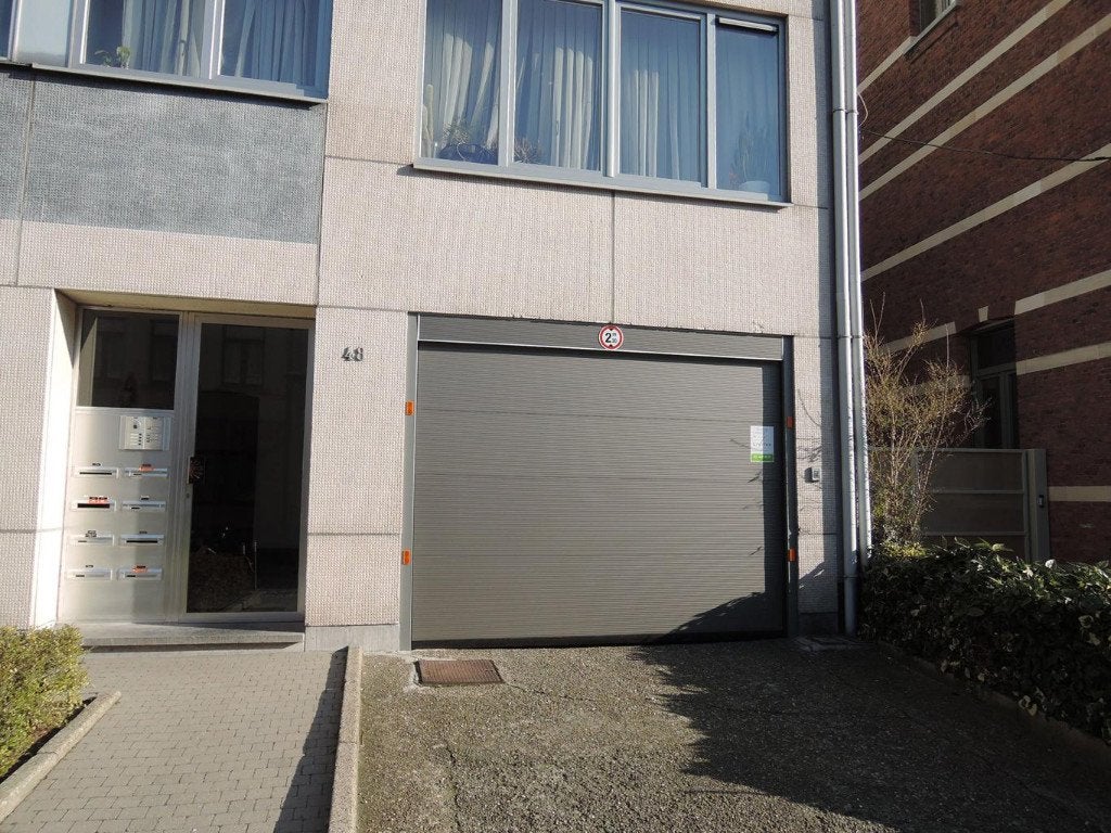 Afgesloten garagebox in Merksem, Immo, Garages & Places de parking, Anvers (ville)