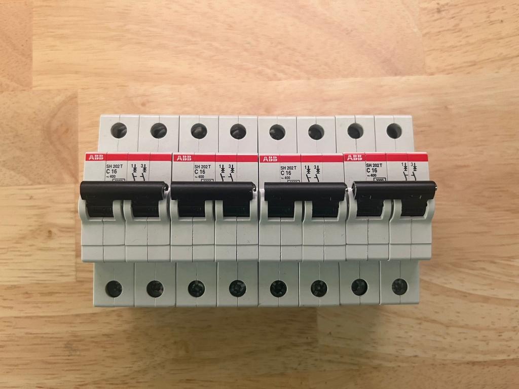Lot de 4 disjoncteurs ABB 2P 16A courbe C – comme neufs, Enlèvement, Comme neuf, Interrupteur