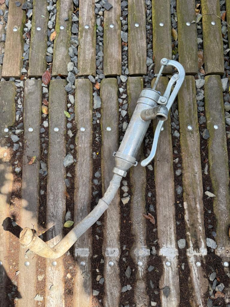 Tin waterpomp antiek gemerkt, Enlèvement